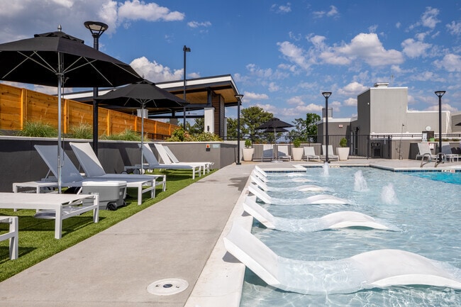 Piscina con solárium - Abberly Skye Apartment Homes