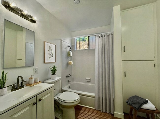 533-535 W 75th St