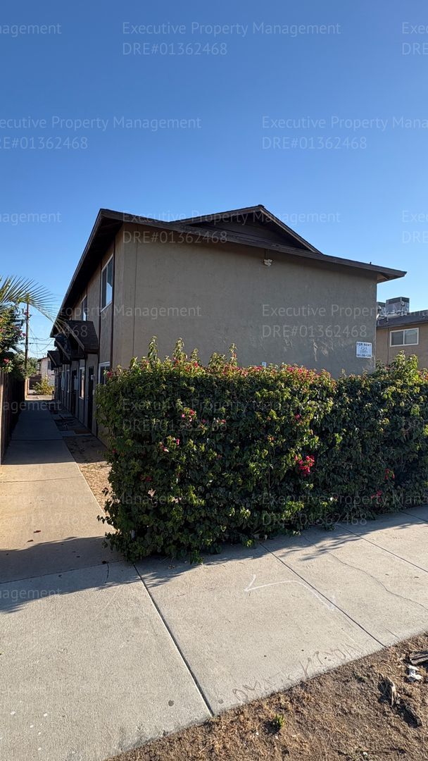 Building Photo - 2 bedroom 1.5 bathroom townhouse located in East Bakersfield Move In Special on Approved Credit