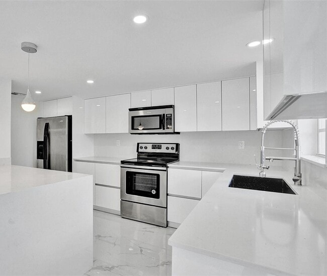 Building Photo - 606 NW 107th Ave Unit 2C