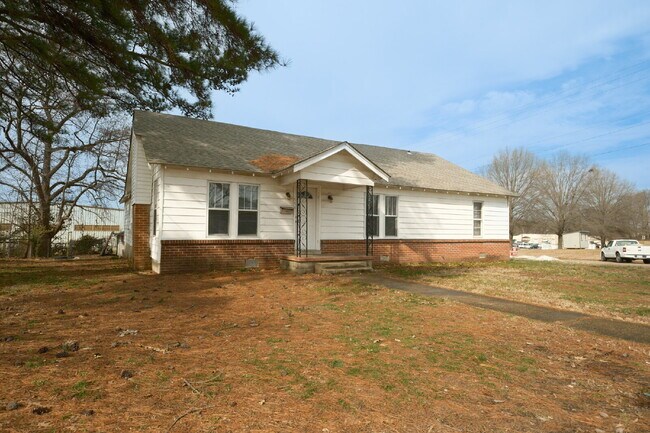 "Spacious 4-Bed Family Haven with 2.5 Baths in Charming Martin, TN – Your Next Home Awaits!"
