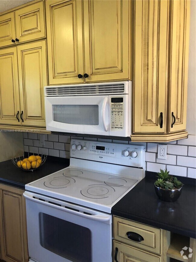 Building Photo - 1733 Mayo St Unit 7 Rental