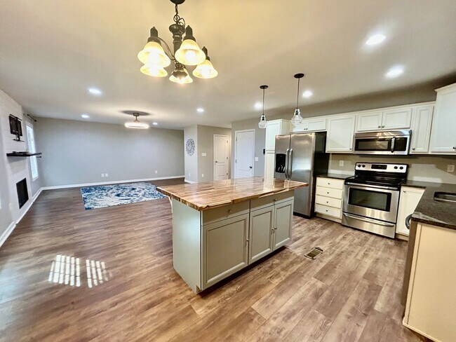 Photo - Three bedroom with finished basement in Hamburg!