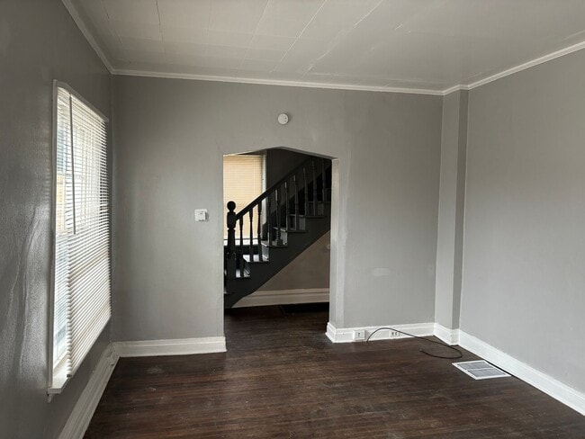 Photo - COMING SOON ! 2 STORY - Large 3 Bedroom 1 ...