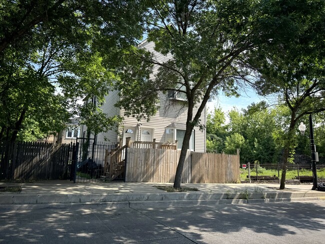 Building Photo - 3904 W Armitage Ave Unit 1F