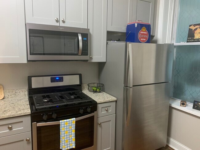 Photo - 827 W 33rd Pl Unit 1FB