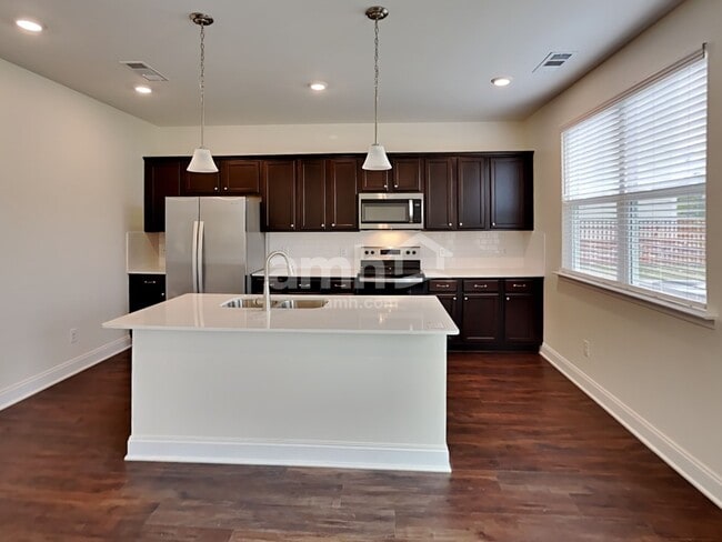 2104 Williamshire Ln