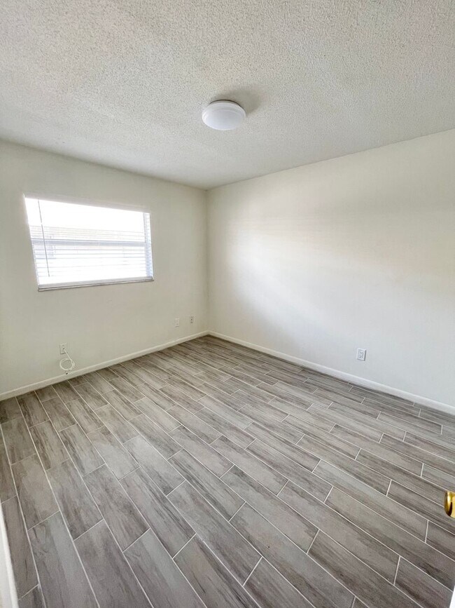 605 N Stella Ave Unit B