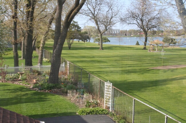Photo - 1000 E Touhy Ave