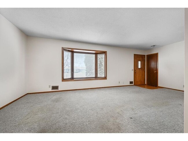 Photo - 10517 Quebec Ave N