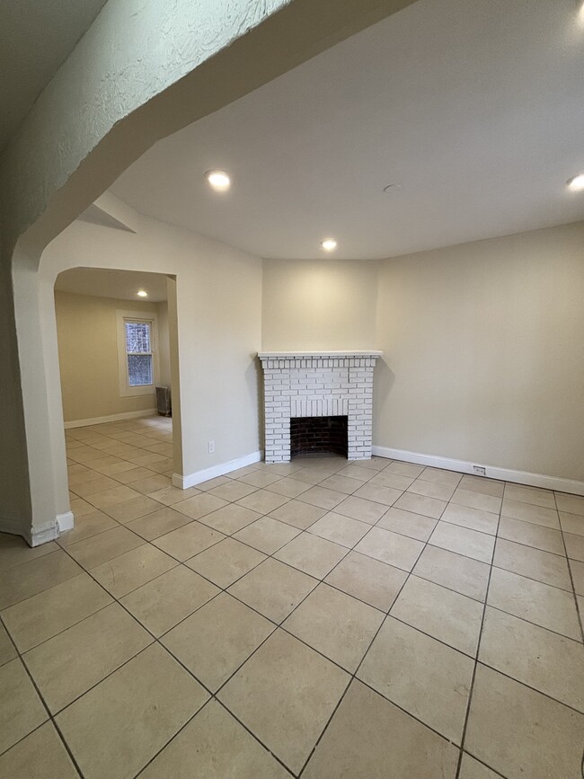 Building Photo - 214 S 11th St