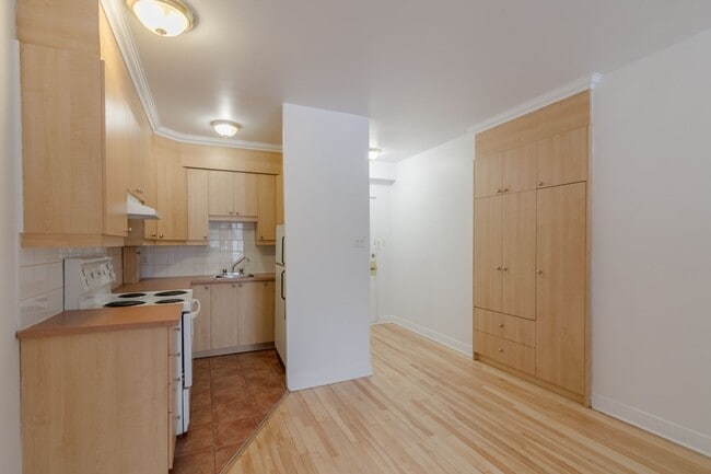 Building Photo - 6525 Côte-Saint-Luc Unit 310