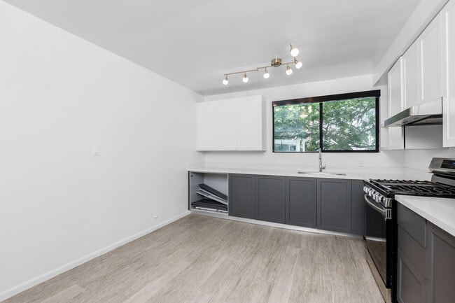 Photo - 2033 N Beachwood Drive Apartments