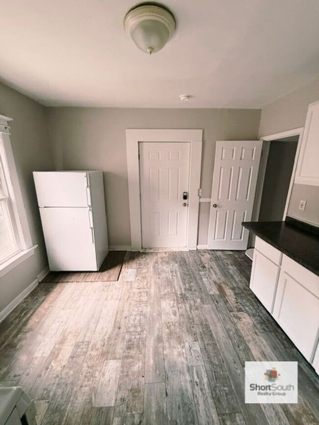 Photo - Updated 2 bed 1 bath upper apartment