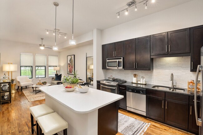 Cocina Hudson - 1900 Yorktown Galleria Apartments