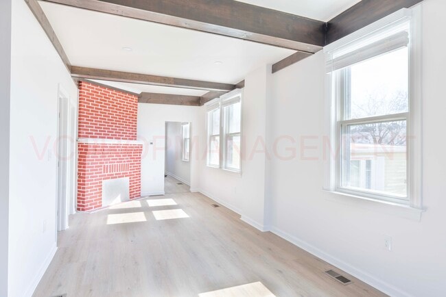 Photo - 230 Carre Ave