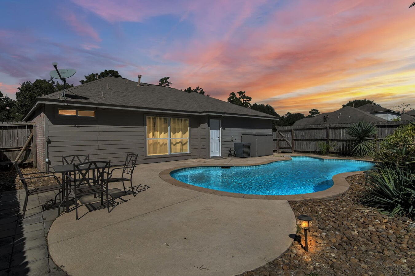 Single story 3 bedroom, 2 bath home with a... - Single story 3 bedroom, 2 bath home with a...