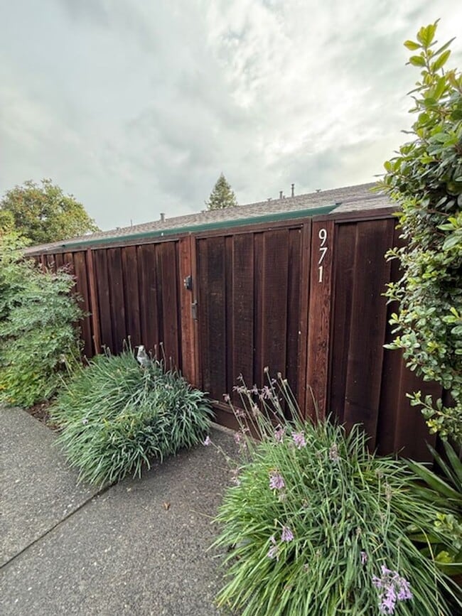 Rare 2 bedroom/1 bathroom Single Story Con... - Rare 2 bedroom/1 bathroom Single Story Con...