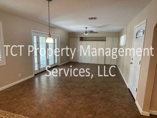Beautifully Landscaped 3 Bedroom Home in Tempe!