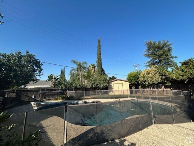 Building Photo - 3 bedroom 2 bathroom with pool! Rental