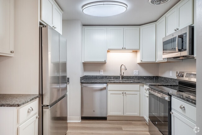 2BR, 1BA - 875SF - Kitchen - Royal Arms Apartments