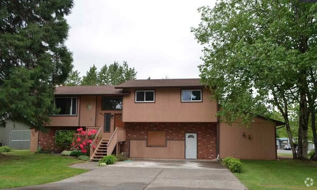Building Photo - Gorgeous 4 bedroom home on corner lot in B...