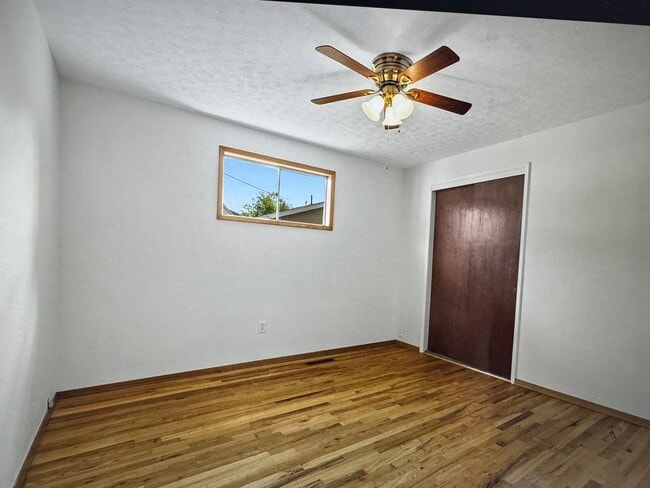 Building Photo - 1420 N Mesa Rd Rental