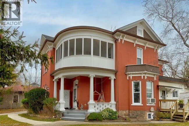 Photo - 635 Laurel St