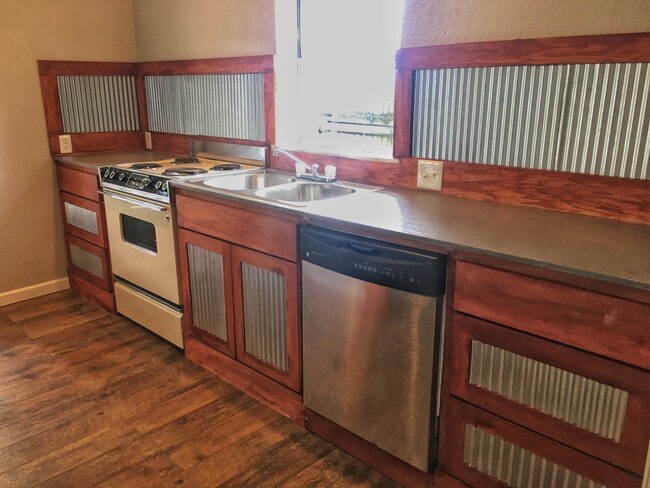 Photo - 721 N B St