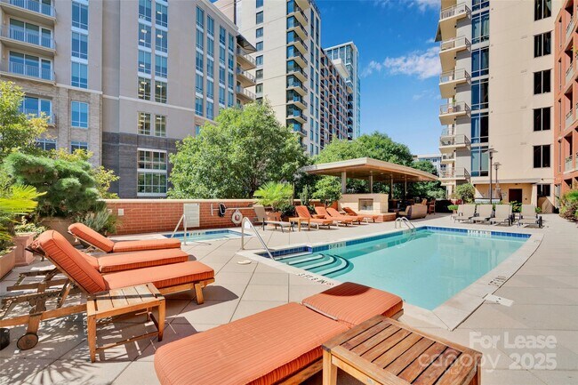 Building Photo - 701 Royal Ct