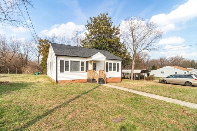 Photo - Lovely 3 bedroom, 1 bathroom home in High Point with LVP throughout!