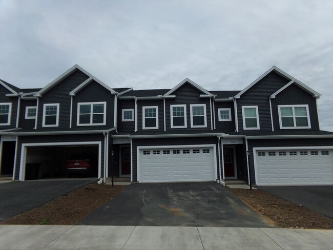 Building Photo - 3 bedroom, 2.5 Bathroom Townhouse in Gray's Pointe Neighborhood