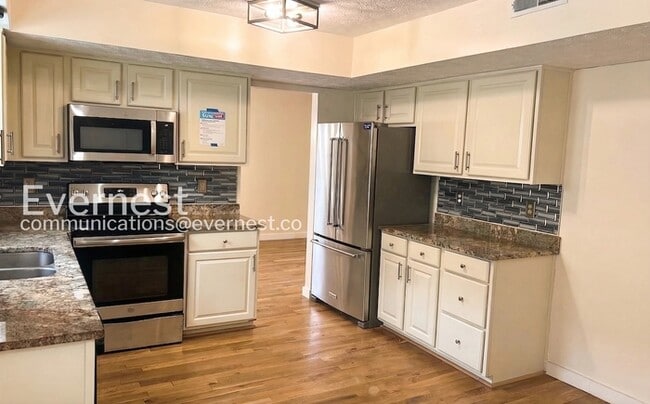 Photo - 4 Bed/2.5 Bath Home with Garage / Pet-Friendly / Vouchers Accepted / Available Now!