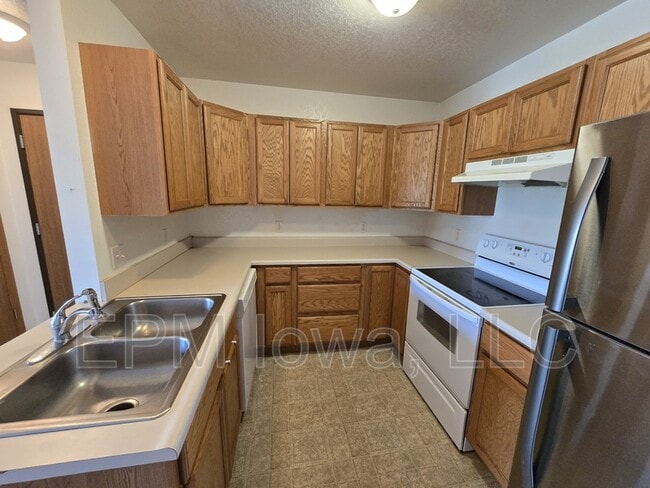 Building Photo - 611 Johnson St