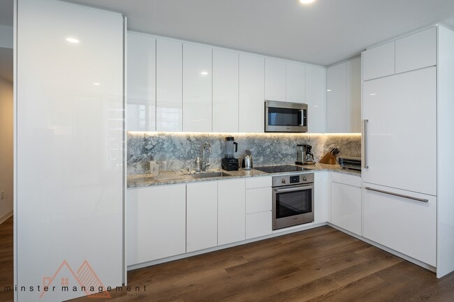 Photo - 987 Queen St