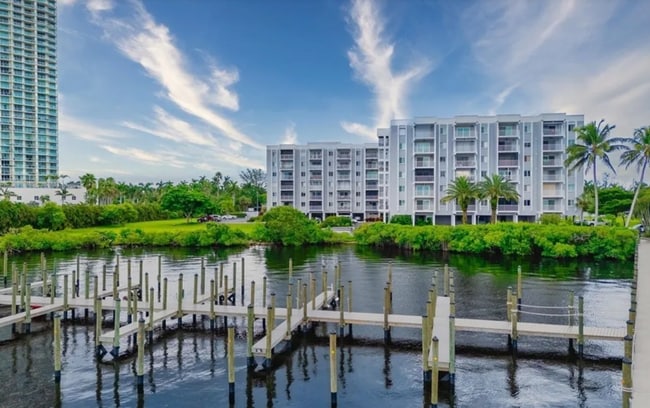 Building Photo - 2885 Palm Beach Blvd