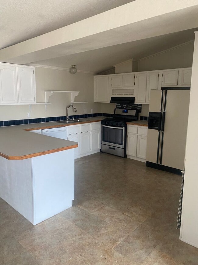 Photo - 4 Bedroom Single Family Home!