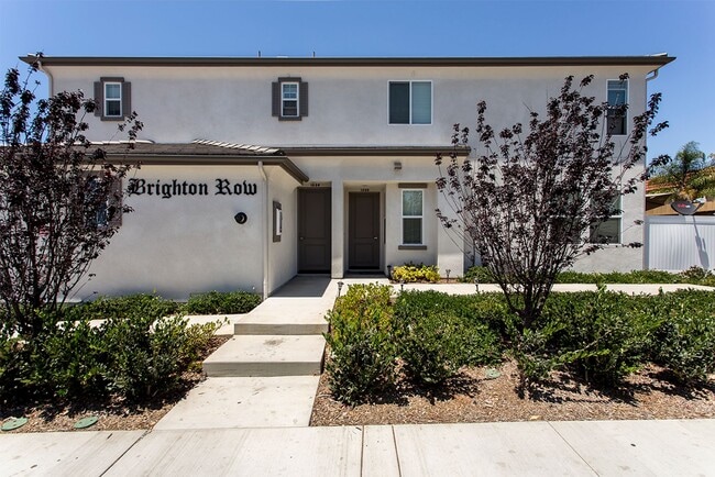 Building Photo - Spacious Two Bedroom Townhouse in Imperial...
