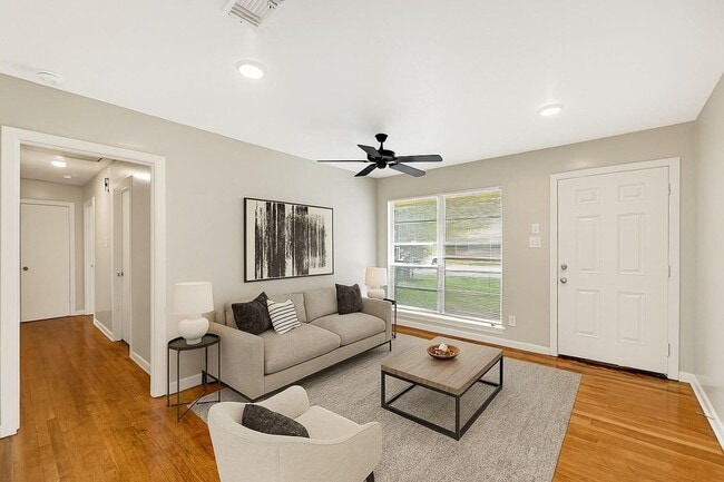 Photo - 4319 Howcher St