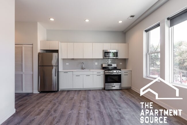 Building Photo - 2247 W Lawrence Ave