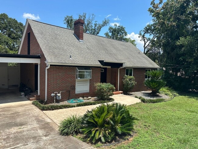 NEWLY Remodeled! 5-Bed Home * Next to Park... - NEWLY Remodeled! 5-Bed Home * Next to Park...