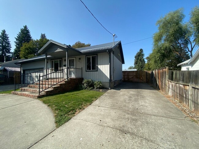Photo - Move-in Special-One month free rent!! 4 be...