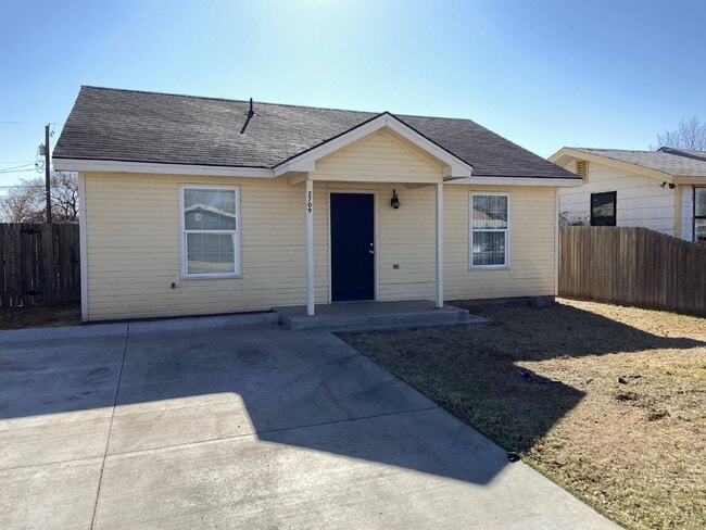 Building Photo - New, Well Kept 3/2 Home Close to Texas Tech!