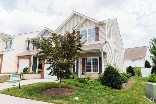 Building Photo - Immaculate beautiful 3-bedroom, 2.5-bath t... Rental