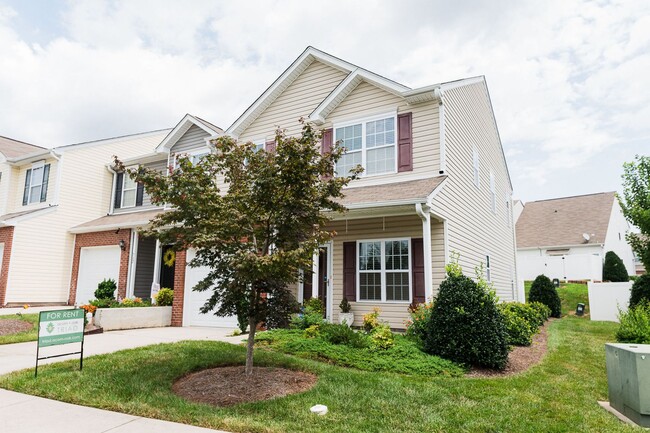 Building Photo - Immaculate beautiful 3-bedroom, 2.5-bath t... Rental