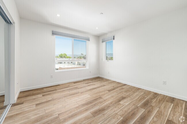 2BR, 2BA - 1100SF - Primary Bedroom