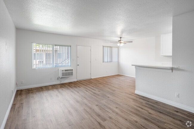 1BR, 1BA - 788SF - Living Room