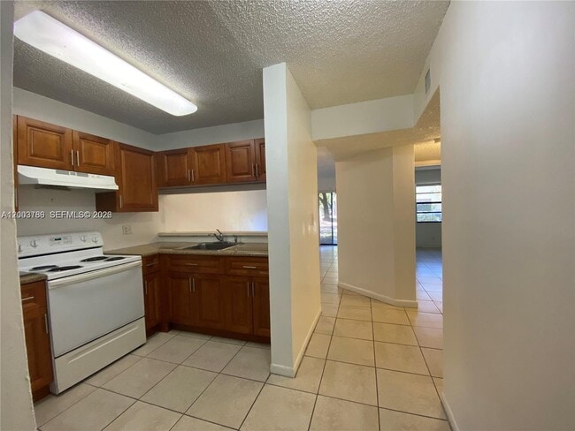 Building Photo - 4033 Lakeside Dr Unit 4033