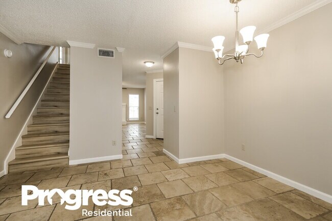 Photo - 653 Staffordshire Dr E