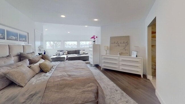 Photo - Waterfront Lido Island with Pool